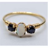 9CT YELLOW GOLD SAPPHIRE & OPAL 3 STONE RING, WEIGHT 1G. Size J