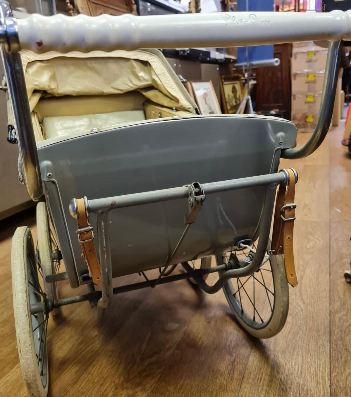 1940-50?s Silver Cross Children?s Robotham Play Pram with Detachable Cover, 90x60cms. - Image 5 of 5