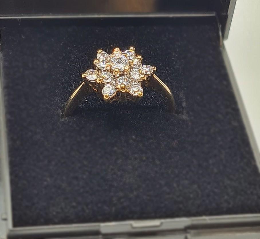 9ct Gold Stone Set Ring Having A Cluster Setting of Sparkling Clear Stones. Full UK Hallmark, Size - Image 2 of 5