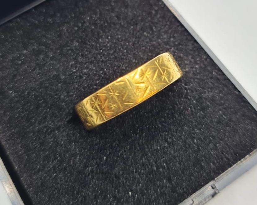 22ct Gold Band Having an Engine Turned Type Design. Full UK Hallmark for London and 22ct Gold.