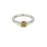 18CT W/G WITH 0.42CT YELLOW/BROWN DIAMOND RING WITH DIAMOND SET SHOULDERS, SIZE I