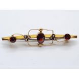 Edwardian 9ct gold bar brooch with garnets and seed pearls, weight 1.8g & length 4.5cms