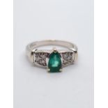 18CT W/G DIAMOND AND EMERALD RING 4.7G 0.60CT EMERALD APPROX, SIZE M 1/2