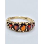 9CT Y/G GARNET 5 STONE RING 2.8G, SIZE K