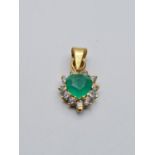 18K WHITE AND GREEN STONE PENDANT 1.2G