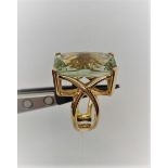 14k yellow gold ring with 10ct green amethyst ; 12g; size M; - (PJ-7)