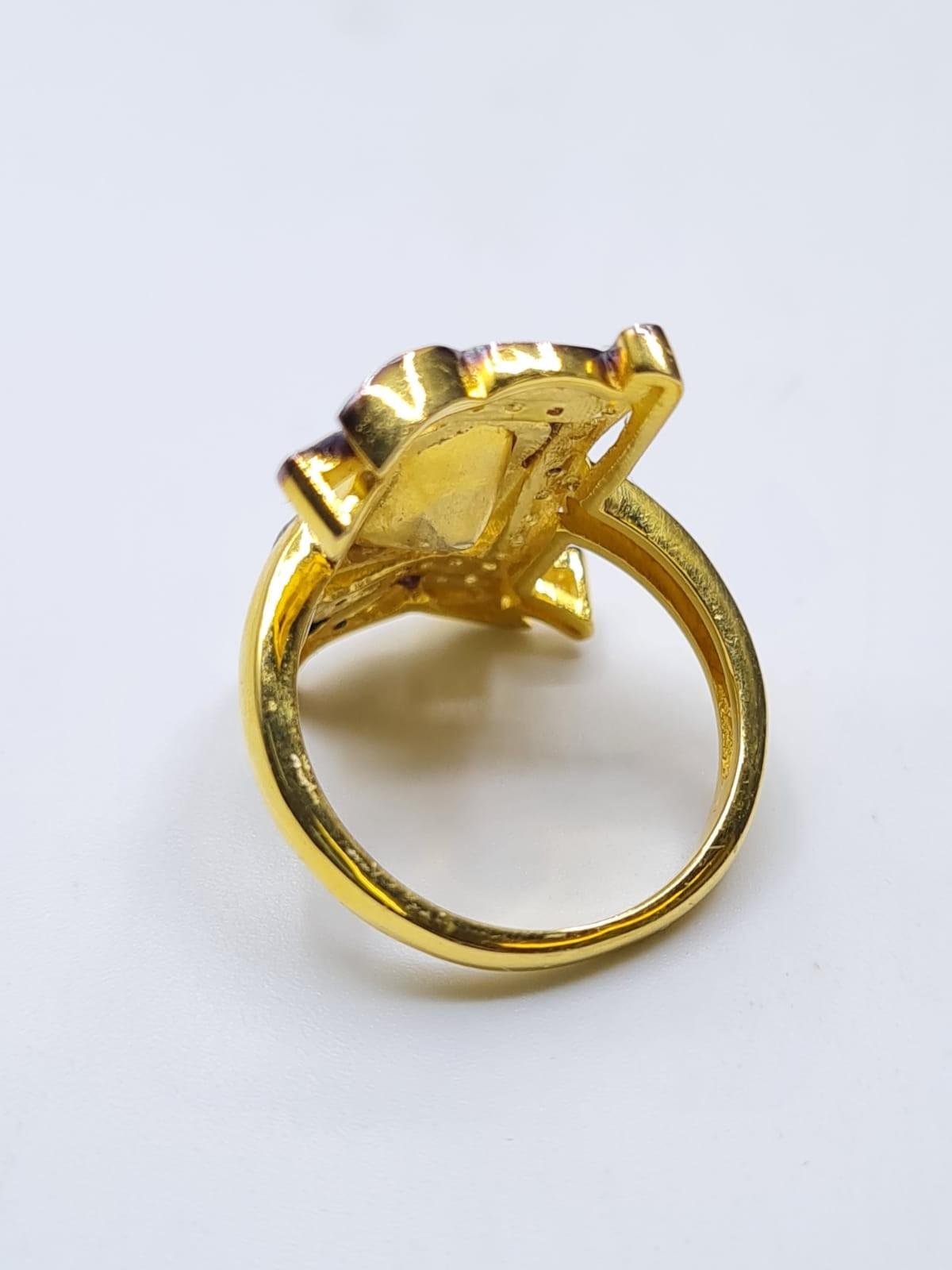 An antique yellow and white metal (untested) ring with a central rough (uncut) natural diamond ( - Image 4 of 6