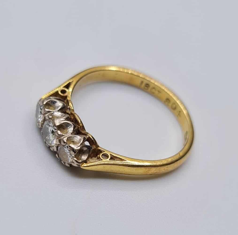 18ct Gold and Diamond Ring. Having three diamonds total. 3 carat with larger stone to centre, Size - Image 3 of 5