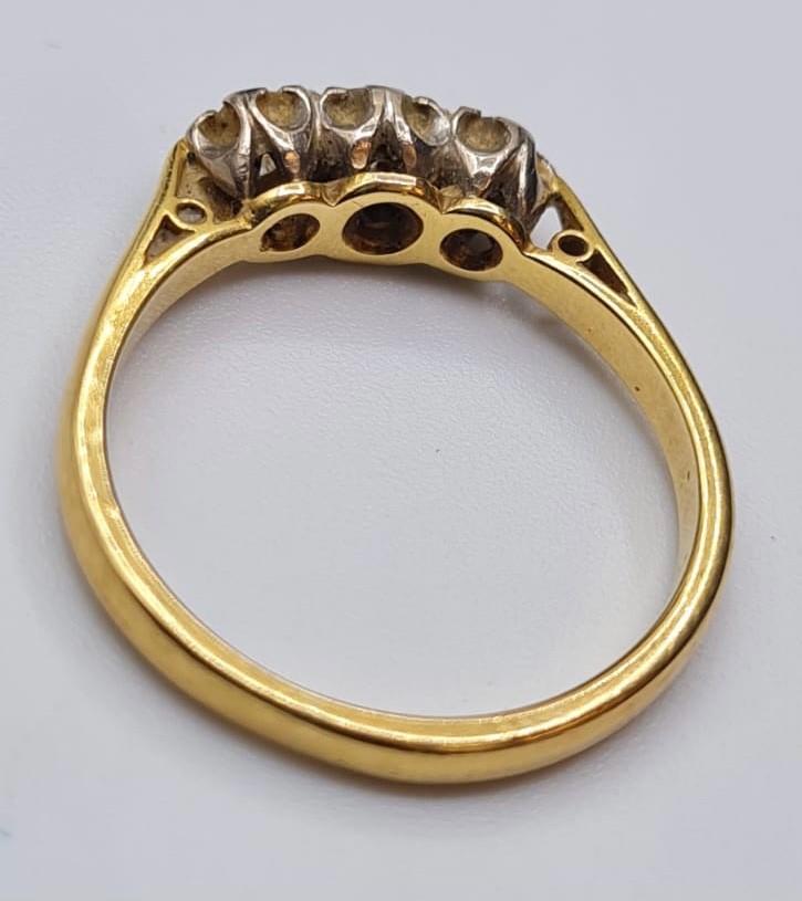 18ct Gold and Diamond Ring. Having three diamonds total. 3 carat with larger stone to centre, Size - Image 4 of 5