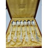 Set of 6 silver teaspoons in original box made in London 1913, weight 82g