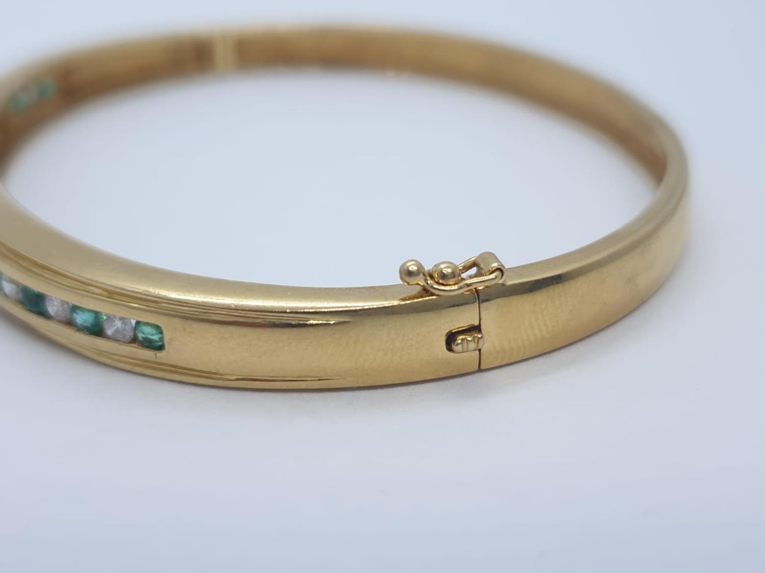 18CT Y/G DIAMOND & EMERALD BANGLE CHANNEL SET, WEIGHT 20G WITH 0.25CT DIAMONDS & 0.60CT EMERALD - Image 4 of 5