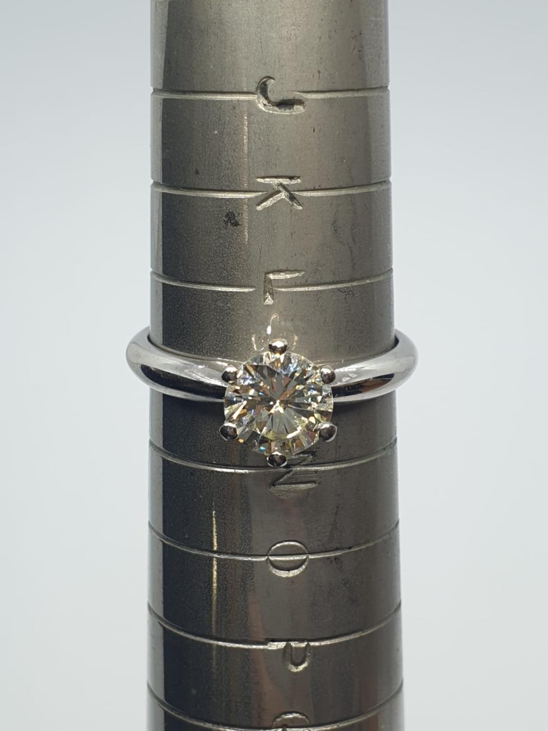 18CT W/G WITH 1CT DIAMOND SOLITAIRE RING 6 CLAW SETTING (VS2), WEIGHT 3.4G AND SIZE L - Image 6 of 7