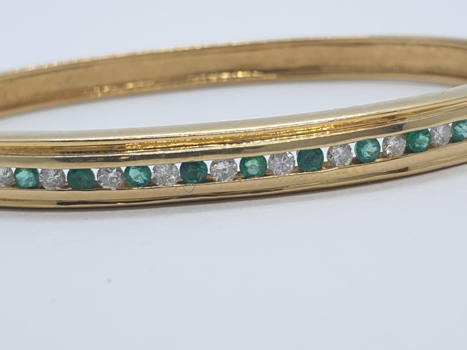 18CT Y/G DIAMOND & EMERALD BANGLE CHANNEL SET, WEIGHT 20G WITH 0.25CT DIAMONDS & 0.60CT EMERALD - Image 2 of 5