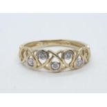 9CT Y/G DIAMOND SET FLORAL BAND RING, WEIGHT 1.6G SIZE M