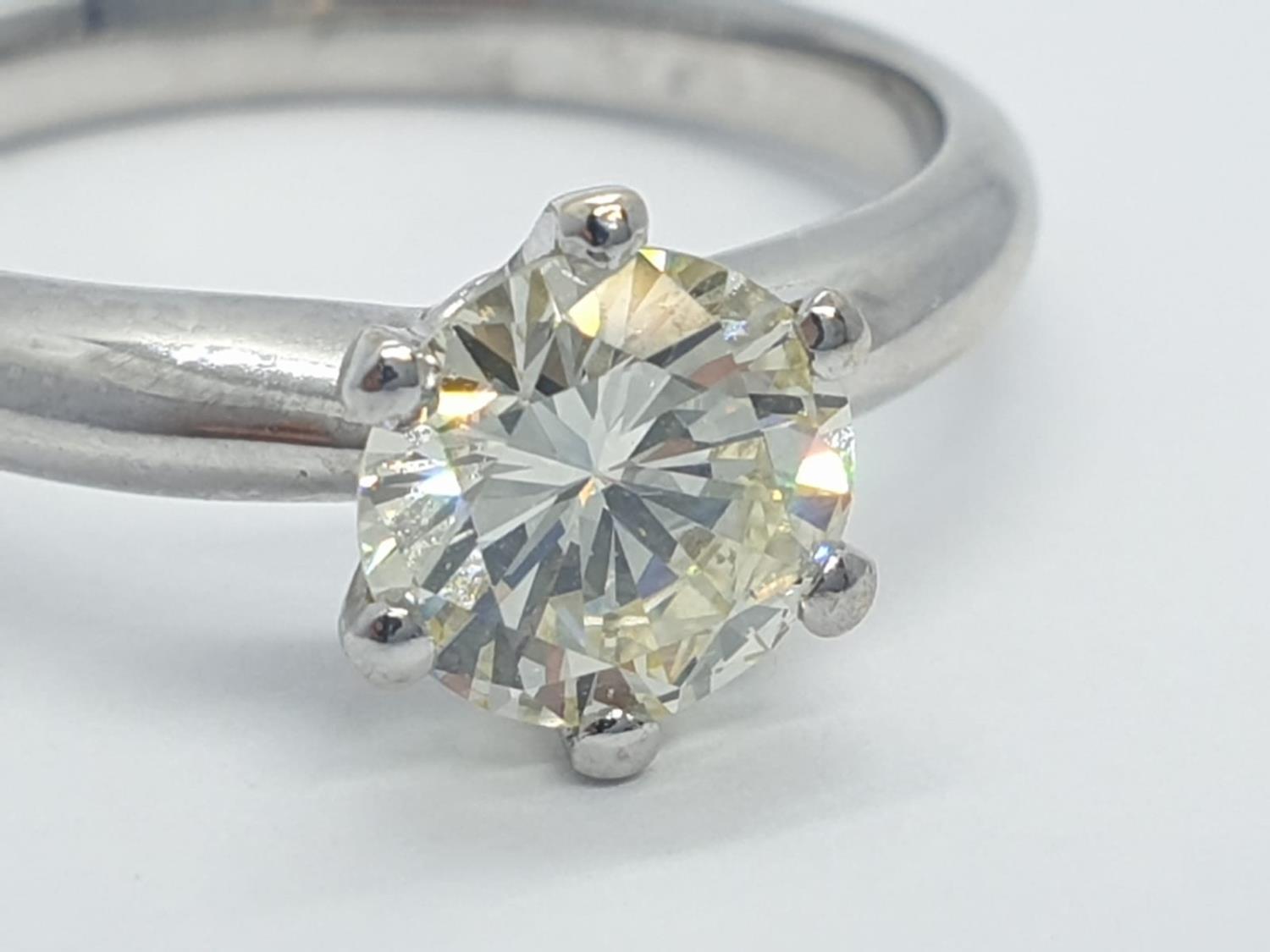 18CT W/G WITH 1CT DIAMOND SOLITAIRE RING 6 CLAW SETTING (VS2), WEIGHT 3.4G AND SIZE L - Image 5 of 7