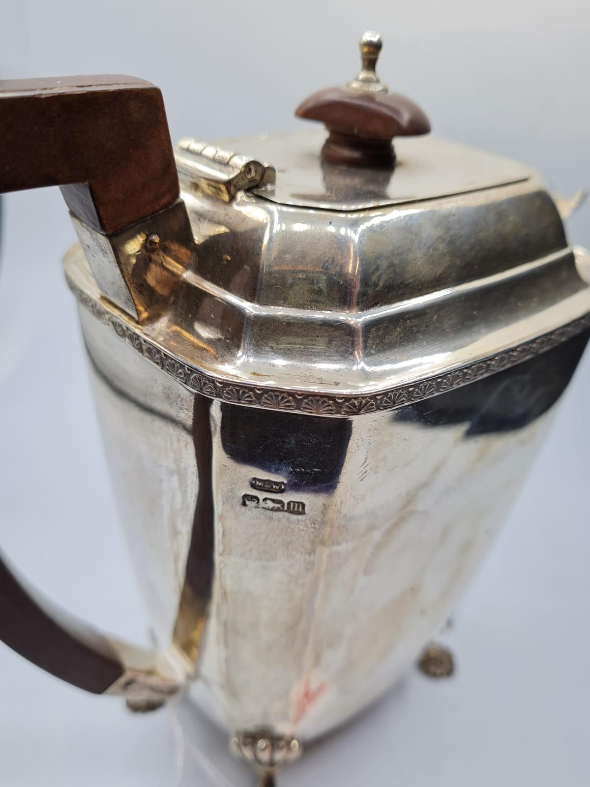 A Mappin & Webb H/M Silver Coffee Pot made in 1904 in Sheffield, 646grams weight and 19cm tall - Image 3 of 7