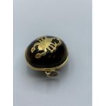 18ct gold scorpion pendant, 7.1g weight and 2.5cm diameter