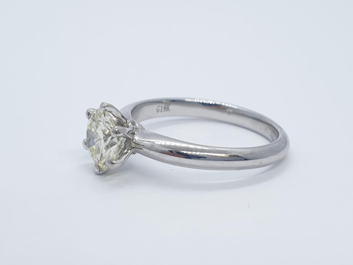 18CT W/G WITH 1CT DIAMOND SOLITAIRE RING 6 CLAW SETTING (VS2), WEIGHT 3.4G AND SIZE L - Image 2 of 7