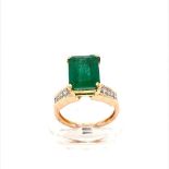 14ct gold ring with 4.48ct centre green emerald stone, and further 0.43ct princess cut diamond
