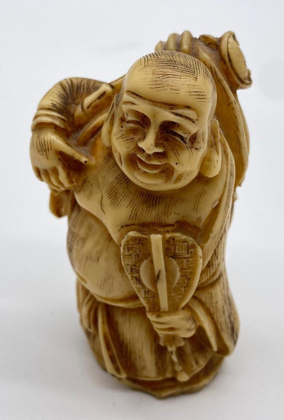 Ivory CHINESE Budha hand carved with fan. 8cm tall. circa 1880. - Image 2 of 4