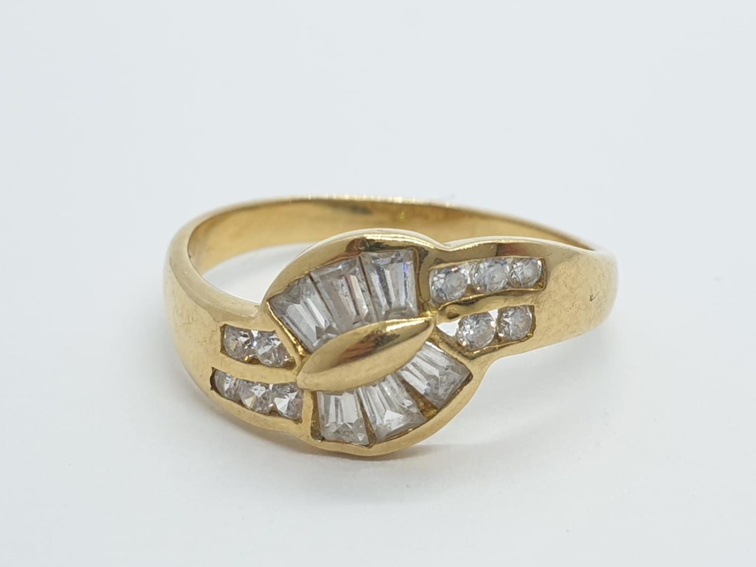 14ct gold RING with ornate CZ stones. 2.7g Size O