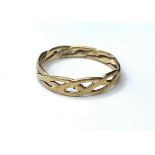 9ct gold twist band RING. 2.1g. Size W