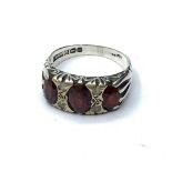 Silver RING with garnet stones. 2.8g Size L