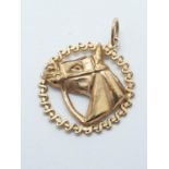 9ct gold horsehead PENDANT. 1.8cm diameter