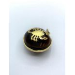 18ct gold scorpion pendant, 7.1g weight and 2.5cm diameter