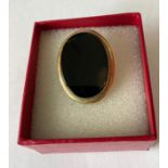 Vintage 9ct gold and black onyx brooch. Having oval form and full London Hallmark for 9ct gold. 2.