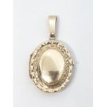 Vintage 9ct gold locket pendant, weight 2.12g and 2x 1.5cm size pendant