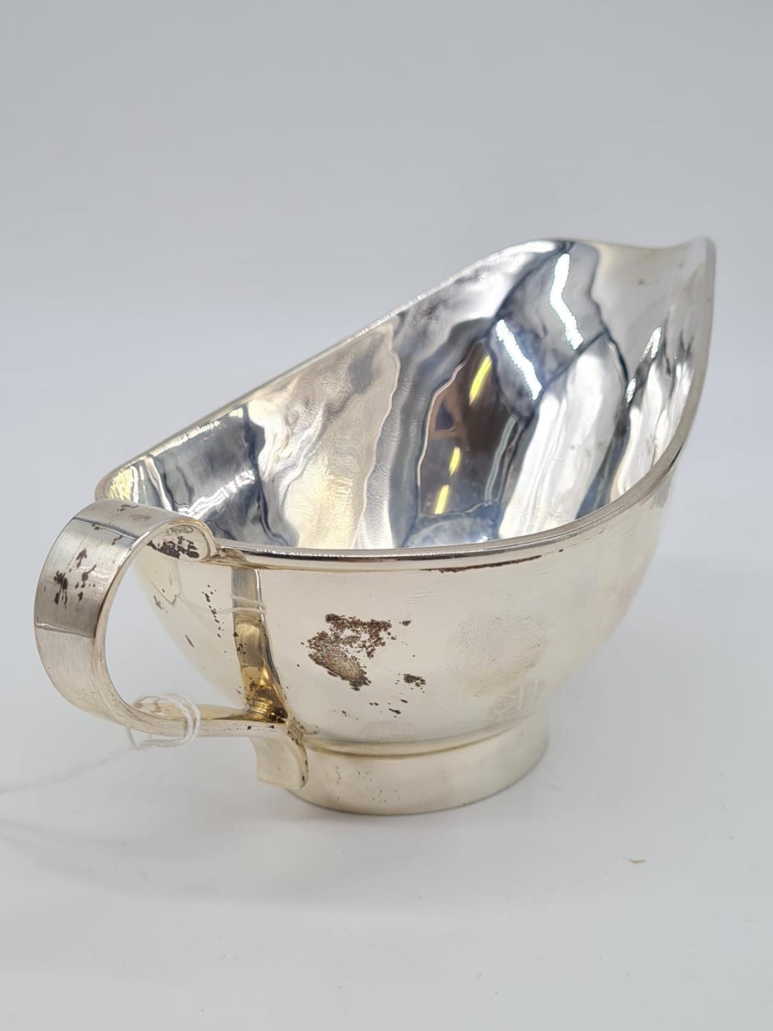 A Sterling Silver Gravy Boat in Modern Design. Weight:230g. Width: 22cm. Height:8cm - Image 4 of 7