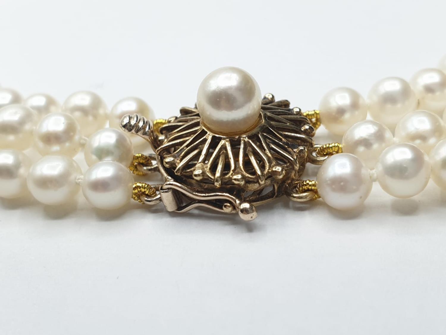 3 rows of Cultured pearl necklace set in 9ct gold clasp , weight 49g and 46cm long approx - Image 4 of 6
