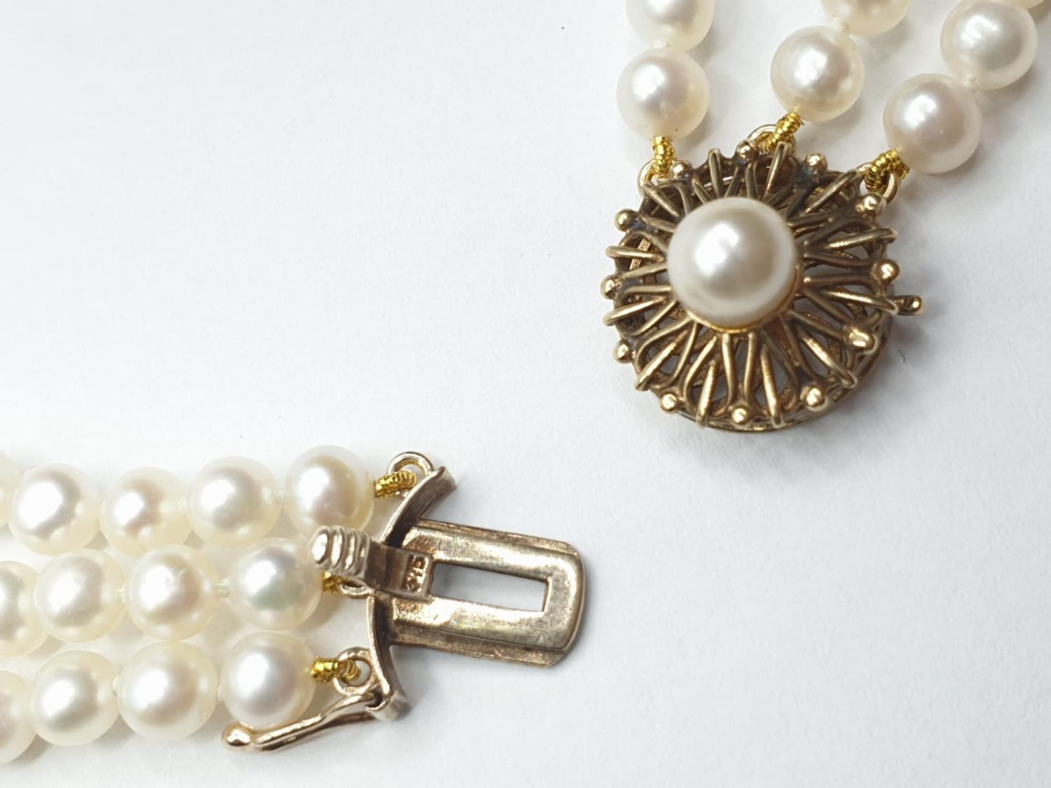 3 rows of Cultured pearl necklace set in 9ct gold clasp , weight 49g and 46cm long approx - Image 6 of 6