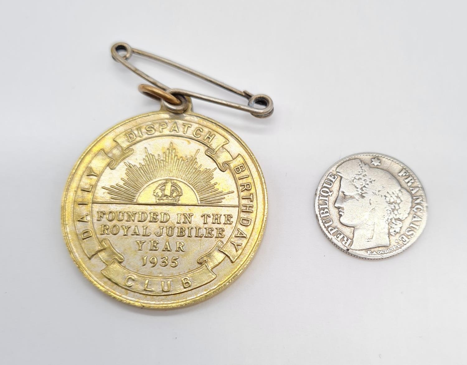 George V and Queen Mary Medal Commemorating the daily dispatch club birthday 1933, plus a well - Image 2 of 6