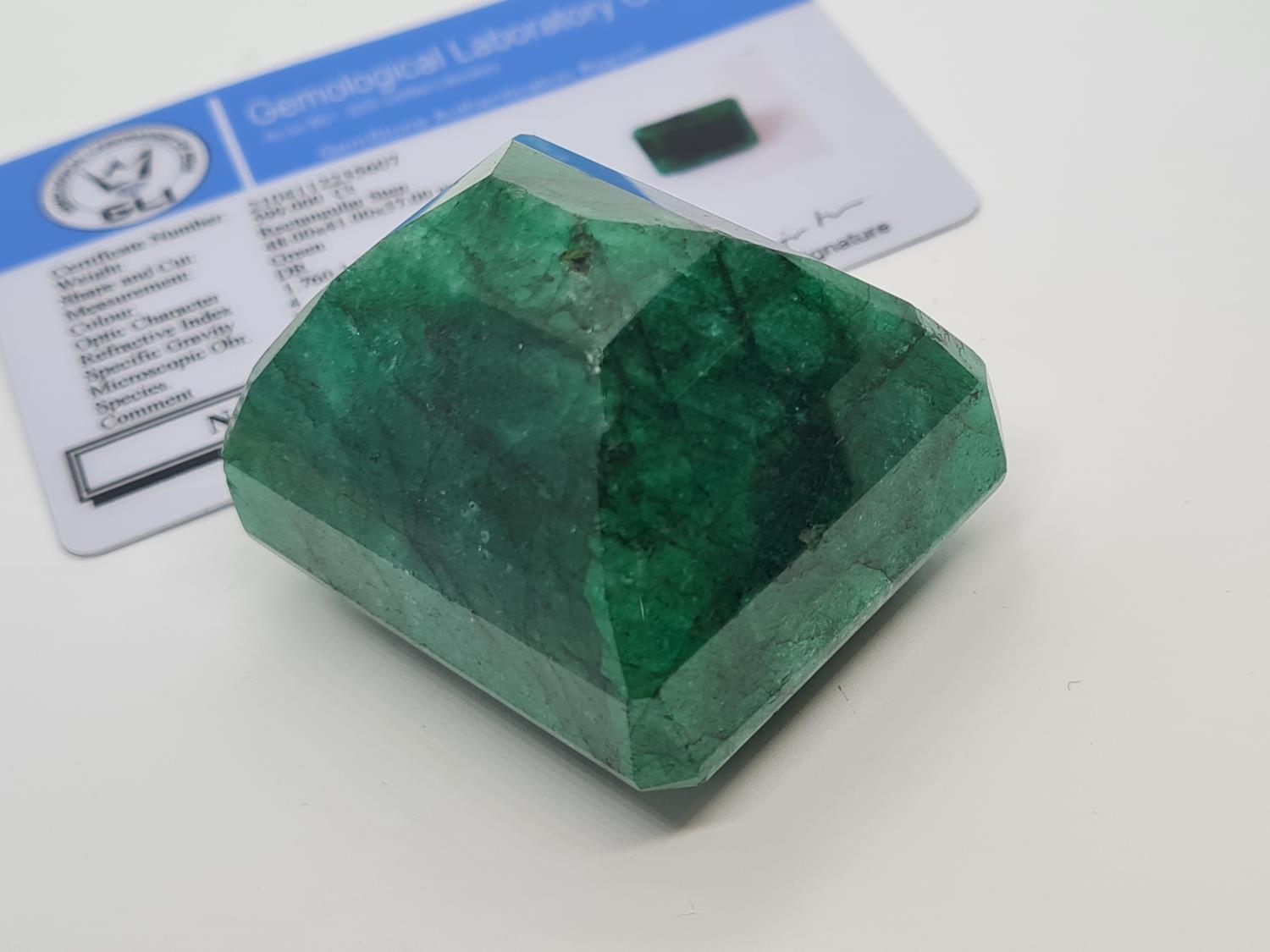 599ct Rectangular shaped emerald gemstone - Image 3 of 5