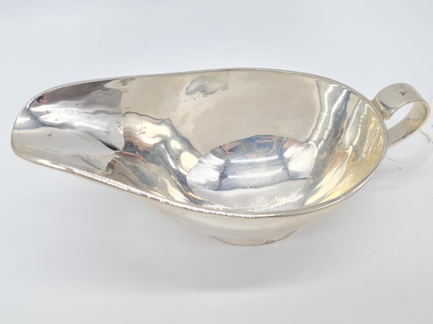 A Sterling Silver Gravy Boat in Modern Design. Weight:230g. Width: 22cm. Height:8cm - Image 3 of 7