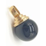 9ct gold onyx pendant, weight 3.3g and 1cm diameter approx