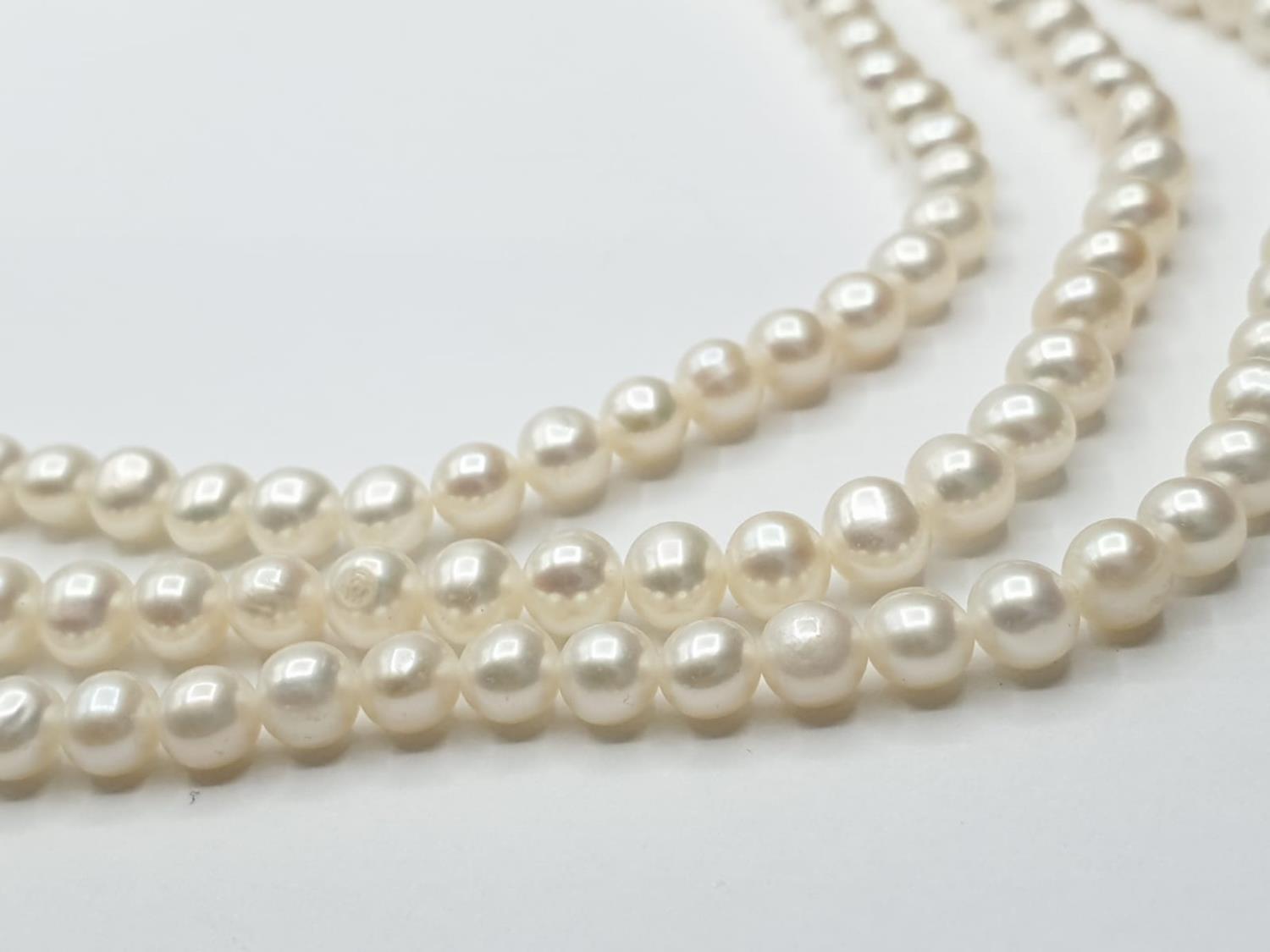 3 rows of Cultured pearl necklace set in 9ct gold clasp , weight 49g and 46cm long approx - Image 2 of 6