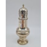 Silver sugar shaker made in Birmingham 1975 141.1gram 17.5cm high.