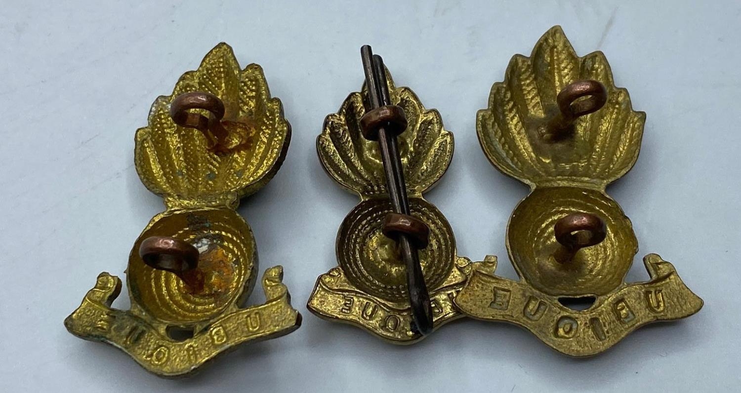 Royal Artillery brass UBIQUE with a pair of collar badges matching - Image 3 of 3