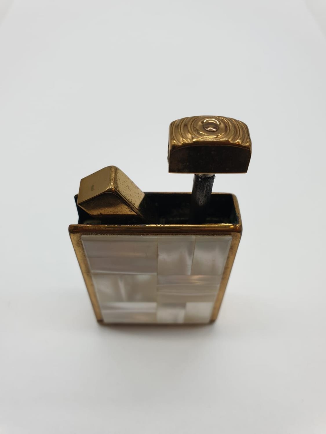 La Dona scent sprayer, shaped like a cigarette lighter with mother of pearl décor, 66.5 grams, 3. - Image 5 of 5