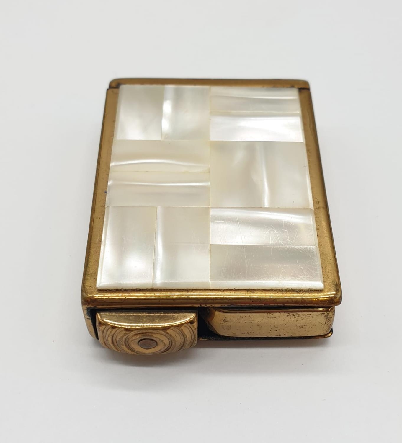 La Dona scent sprayer, shaped like a cigarette lighter with mother of pearl décor, 66.5 grams, 3. - Image 4 of 5