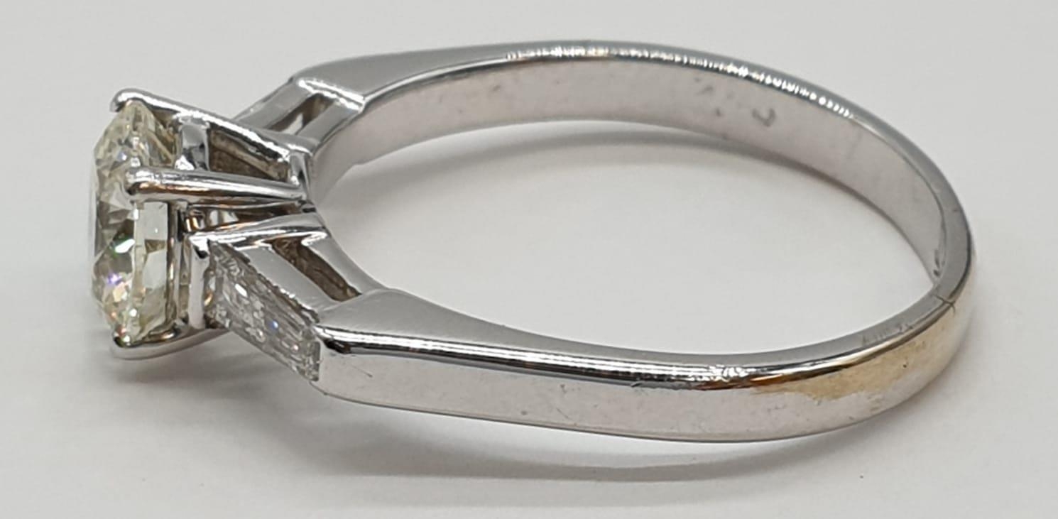 14ct white gold ring with 1.02ct diamond centre (colour J, clarity VS1) and 2 baguette cut - Image 4 of 10