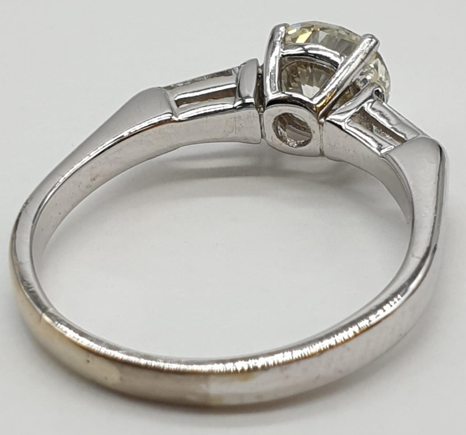 14ct white gold ring with 1.02ct diamond centre (colour J, clarity VS1) and 2 baguette cut - Image 5 of 10