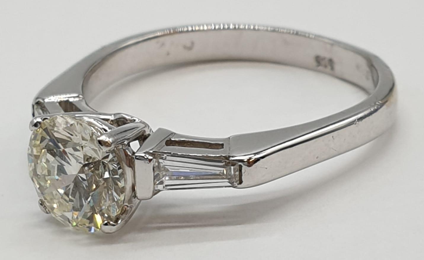 14ct white gold ring with 1.02ct diamond centre (colour J, clarity VS1) and 2 baguette cut - Image 3 of 10