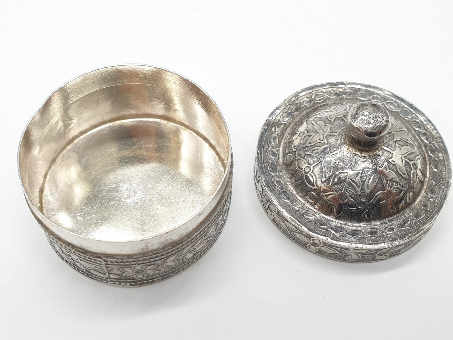 Vintage silver snuff / pill box. Circular form having snug fitting lid with finial. Raised chase - Image 3 of 4