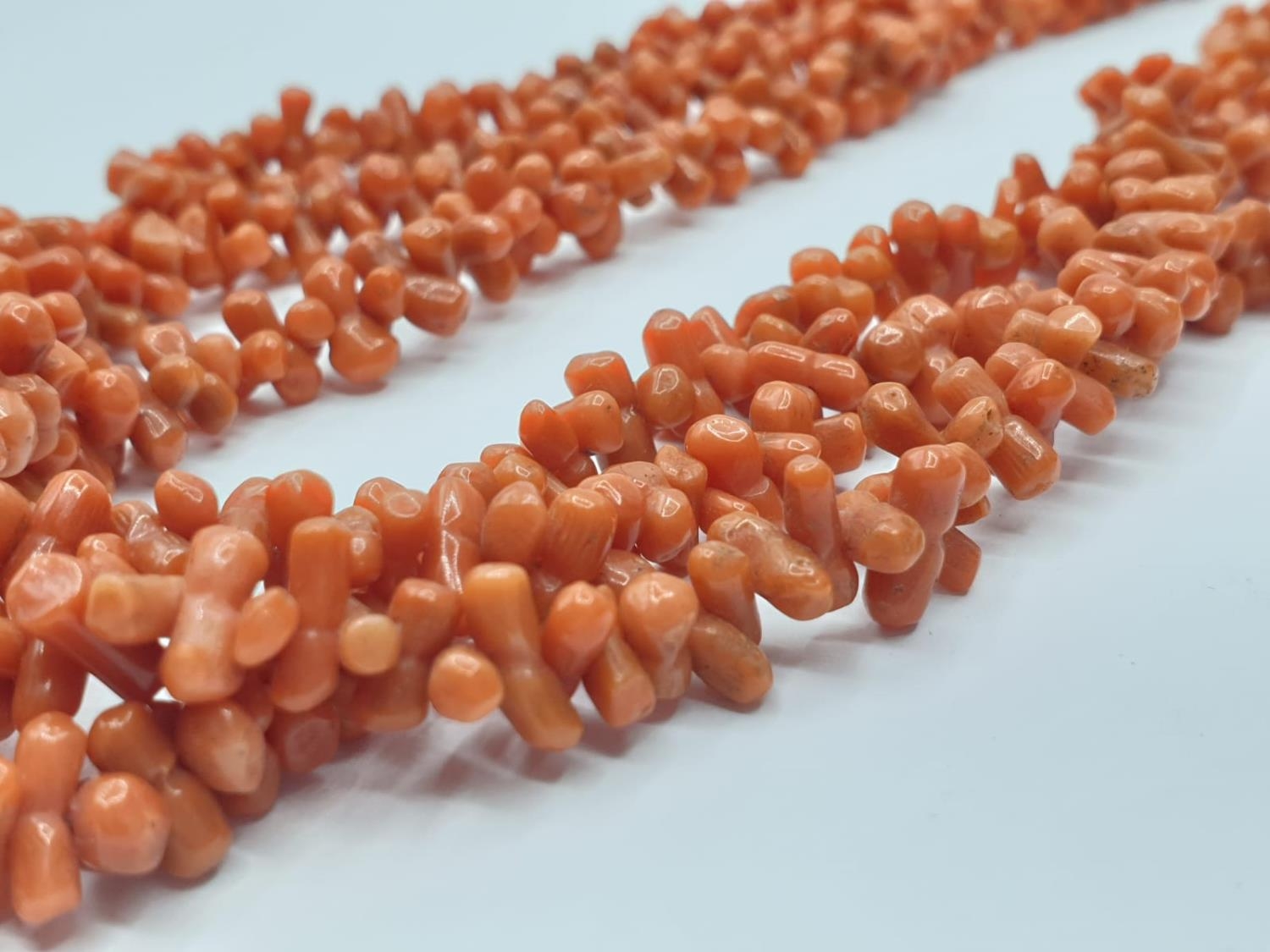 3 ROW CORAL NECKLACE CHOKER STYLE, WEIGHT 71.6G AND 45CM LONG APPROX - Image 3 of 4