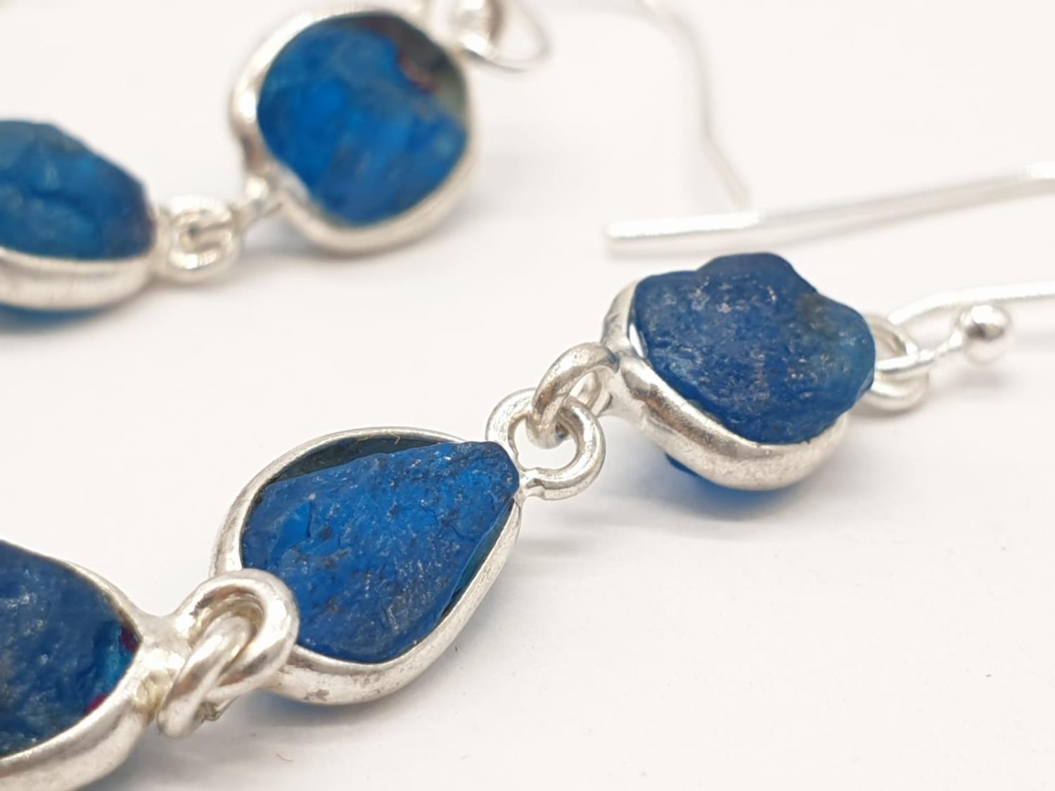 A Set of Two Raw Gemstone Dangler pairs of earrings in Sterling Silver Tourmaline and Apatite - Image 3 of 4