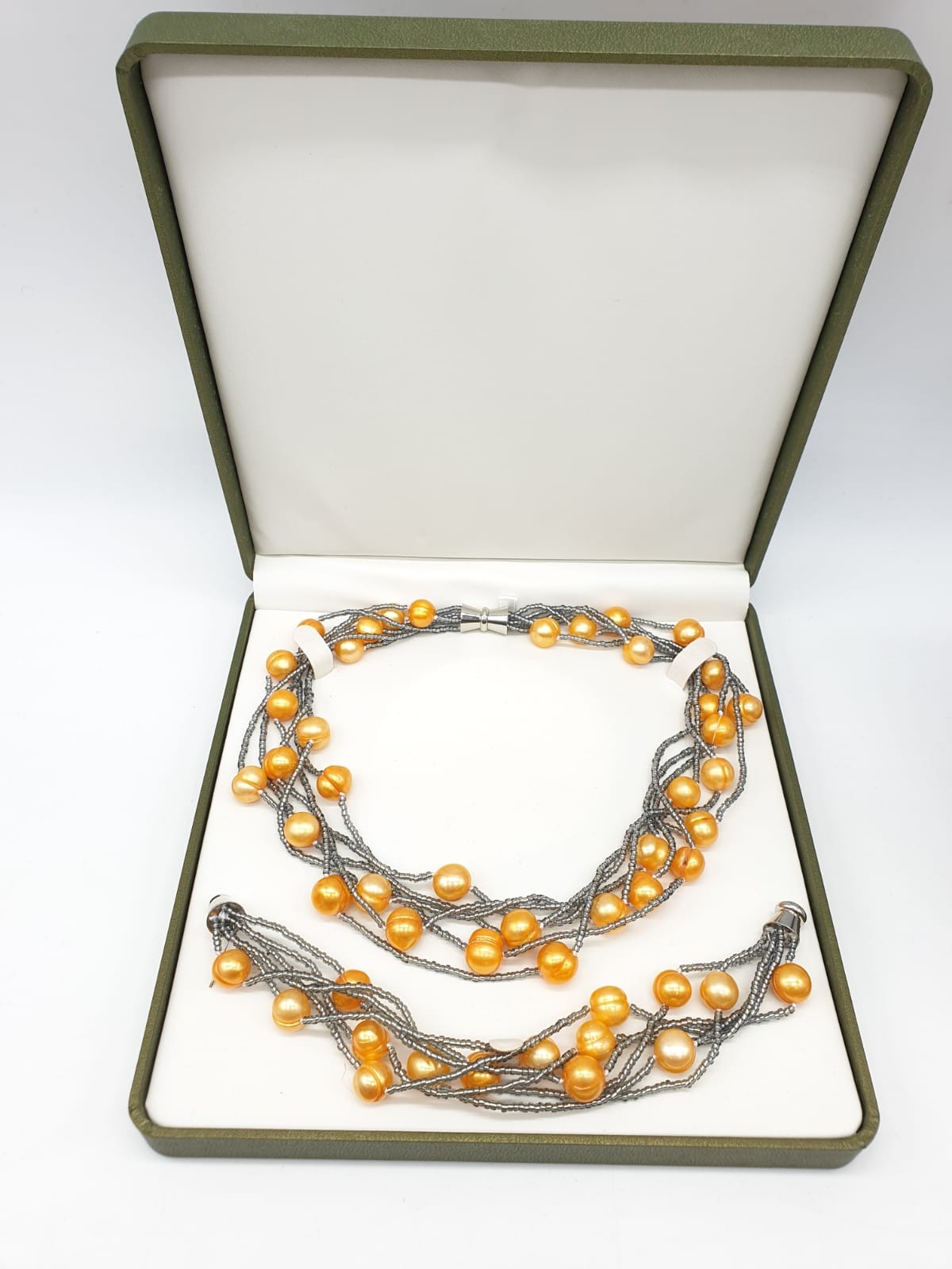 A very unusual necklace and bracelet set with large yellow-orange pearls. In a presentation box. - Image 3 of 3